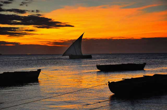 il tramonto e dhow a Zanzibar